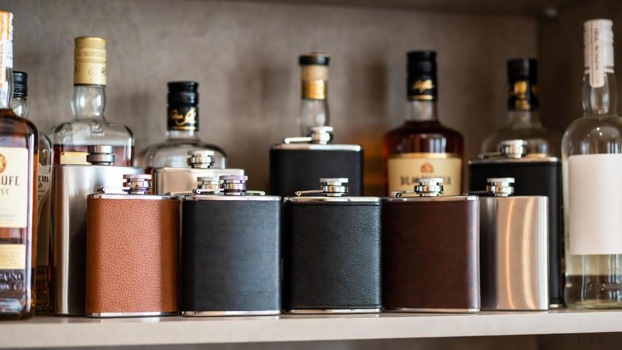Qu'est-ce qu'une flasque à alcool et pourquoi en avoir une ?
